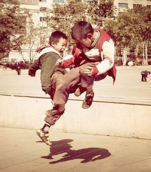 小学生打羽毛球